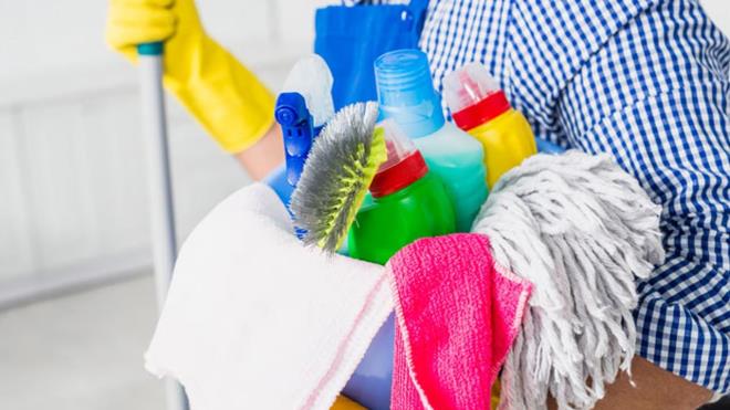 "Bu maddeler olduka etkili kimyasal ieriklere sahip youn maddeler. Hepsi ciddi toksiteye neden olan bazen kanserojen etkileri olan rnler. Tm zellikleri aslnda rnlerin etiketlerinin zerinde ifade ediliyor. Ama bununla ilgili rn tketirken mutlaka vatandalarmzn bunlara dikkat etmesi gerekiyor." Buradaki olas yanllara deinen Dr. ehmus zmen, uyarlarn u ekilde sralad: "Bu maddelerin bir ksm asidik, bir ksm bazik olabiliyor ve zellikle kartrldklarnda tehlikeli reaksiyonlara girebiliyorlar. Bunlarn kartrlmas, birlikte kullanlmas, yksek miktarda kullanlmas veya amacnn dnda kullanlmas olarak sralanabilir.