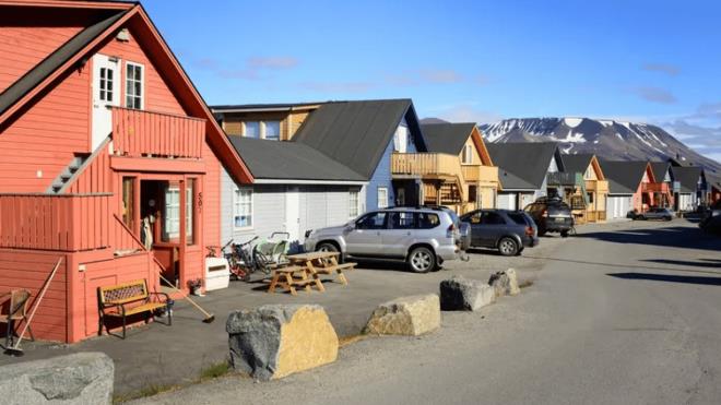 Norve'in kuzey kylarnda yer alan Longyearbyen'e seyahat eden ierik reticisi Simon Wilson, buzlarla evrili bu kasabann ilgin bir kuralyla karlanca adeta aknla urad. "Dnyann en kuzeydeki kasabas" olarak bilinen Longyearbyen'de kefettii birok sra d detay arasnda, Simon' en ok sarsan ise burada lmenin yasak olduunu belirten sra d bir uygulamayd.