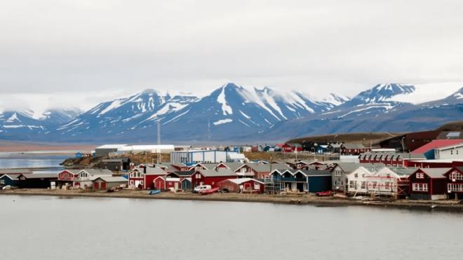 Marcus, "Burada bir yal bakm merkezi bulunmuyor. Elbette gemite yaamn yitirenler oldu, ancak genel uygulama u: Eer bir kii ok yalandysa ya da artk kendi bakmn stlenemeyecek durumdaysa adaya giriine izin verilmiyor." diye konutu.