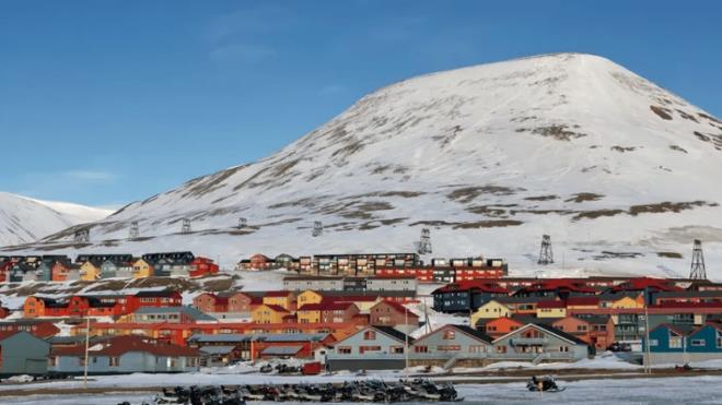 Daha fazla bilgi almak isteyen Simon, kasabann yerlilerinden Marcus ile konutu. Marcus, bu allmadk kuraln arkasndaki nedeni detaylaryla aklad.