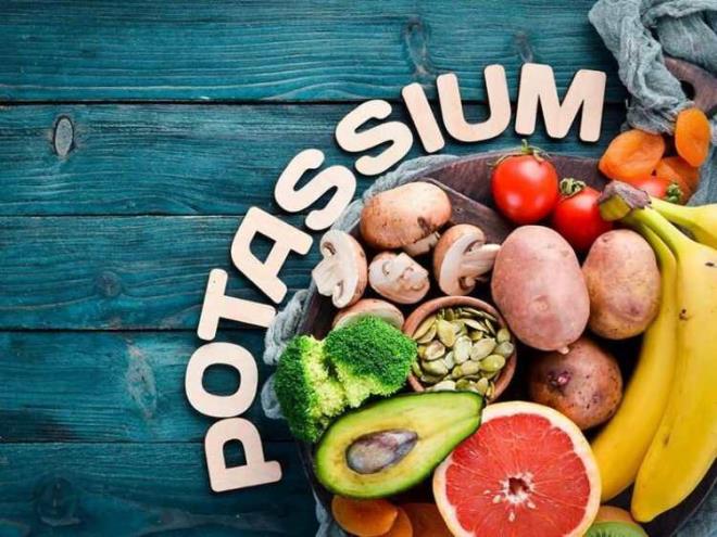 <span><strong>POTASYUM ORANI Y�KSEK GIDALAR T�KET�N</strong></span><strong>Potasyum</strong>, v�cudun <strong>sodyum</strong> dengesini sa�lamada olduk�a �nemli bir elementtir.