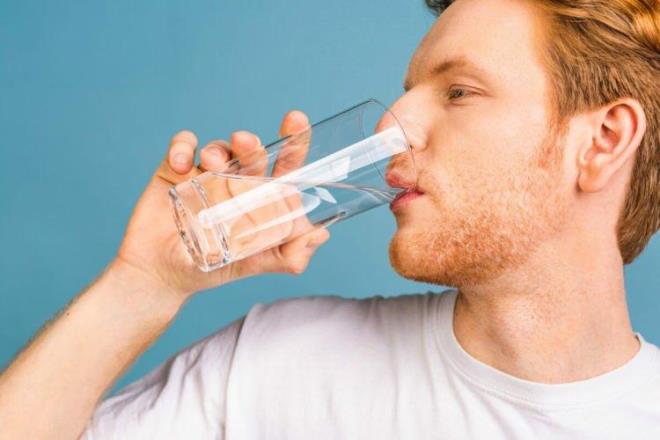 Ancak, sadece su i�mek bu tuzun v�cuttan at�lmas�na yard�mc� olmaz.