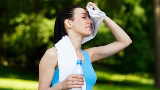 <span><strong>D���K TEMPOLU EGZERS�ZLERLE TERLEY�N</strong></span>Fazla tuzun v�cuttan at�lmas�n�n en do�al y�ntemlerinden biri, <strong>terlemeyle</strong> ger�ekle�ir. Terleme, v�cuttaki fazla tuzun d��ar� at�lmas�na yard�mc� olur.&nbsp;