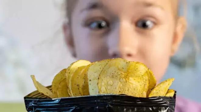 Fazla tuz t�ketimi sonras�, v�cudumuz <strong>sodyum</strong> ve <strong>su</strong> dengesini korumak i�in �al��maya ba�lar ve su, fazla tuzun b�brekler arac�l���yla v�cuttan at�lmas�n� kolayla�t�raca�� i�in buna ba�l� olarak bol su i�me iste�i ortaya ��kar.