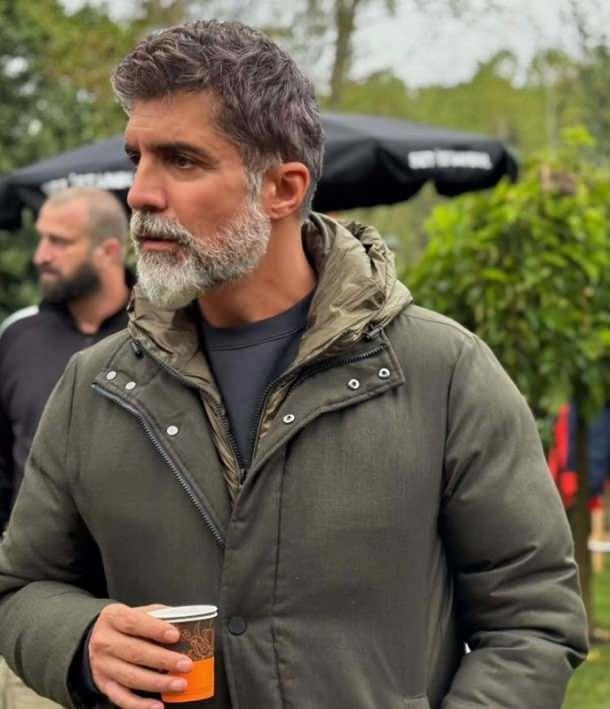 <p><strong>EMLAK�I A�IKLADI</strong></p>    <p>�nl� sanat��n�n bir siteyi tamamen sat�n ald��� ortaya ��kt�.</p>    <p>&nbsp;</p>