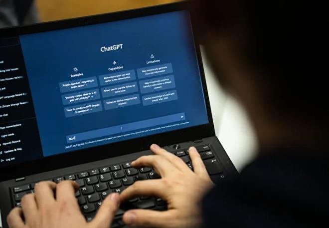 <p><strong>Konuyla ilgili yap�lan de�erlendirmelerde �u �arp�c� tespite yer veriliyor:</strong></p><p><br></p><p><strong>Risk:</strong> Sorun sadece g�rselin al�nmas� de�il, bu verinin i�lenerek hakk�n�zda ne t�r bir bilgi bankas� olu�turuldu�udur.</p><p><strong>Payla��m: </strong>Toplanan bu verilerin reklam hedeflemeleri, davran�� y�nlendirme veya ���nc� taraflarla payla��lma riski, kameran�n anl�k a��lmas�ndan �ok daha b�y�k bir tehdit olu�turuyor.</p>