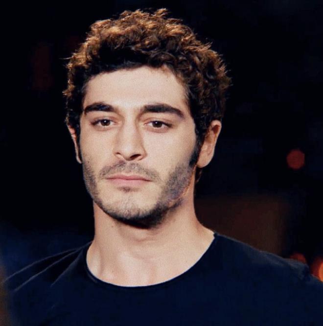 Oyuncu Burak Deniz, "A�k Laftan Anlamaz", "Bamba�ka Biri", "Bir Gece Masal�" ve "Bizim Hikaye" gibi dizilerdeki performans�yla geni� bir hayran kitlesine ula�m��t�.