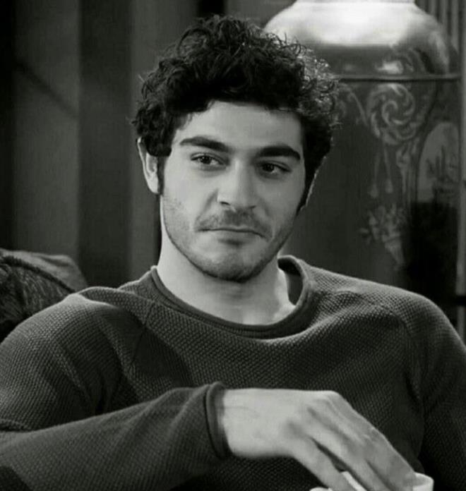 17 �ubat 1989 tarihinde �stanbul'da d�nyaya gelmi�tir. 1.85 metre boyundaki oyuncu Terazi burcudur. �anakkale 18 Mart �niversitesi'nde Sanat Tarihi b�l�m� mezunudur. �lk kez 2011 y�l�nda Kolej G�nl��� dizisi ile ekranlarda yer alan Deniz, 2015 y�l�nda Medcezir dizisindeki Aras karakteriyle dikkatleri �st�ne �ekmi�tir.