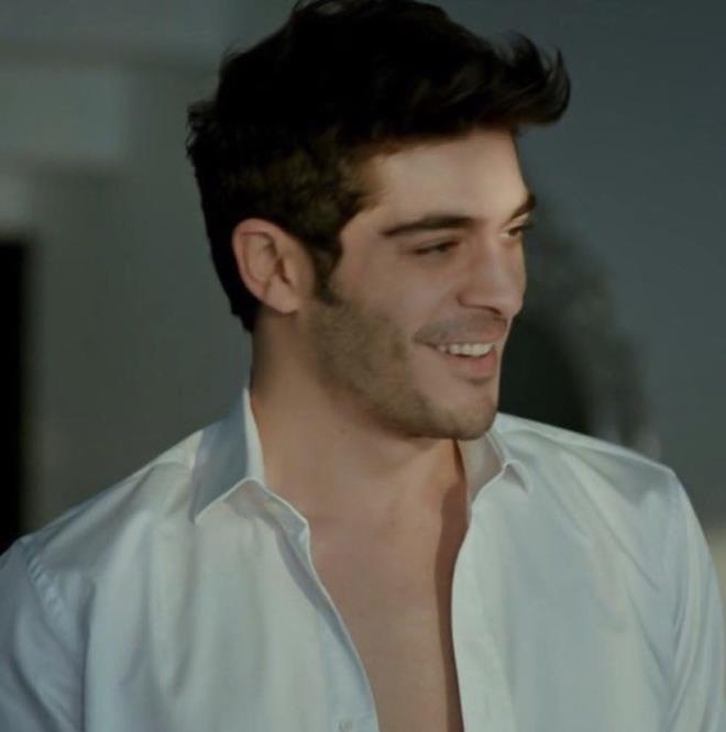 �nl� oyuncu bu kez projeleriyle de�il, yapt��� yat�r�mlarla g�ndeme geldi. Kazanc�n� nas�l de�erlendirdi�ini a��klayan Deniz, T�rkiye'de birka� yat�r�m�n�n bulundu�unu ancak a��rl�kl� olarak yurt d���na y�neldi�ini belirtti.