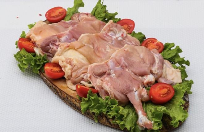 Ara�t�rmalara g�re �i� tavuk y�kan�rken s��rayan mikroskobik su damlac�klar�, bir metreden fazla alana yay�labiliyor. Bu damlalar; ekmek, sebze, meyve gibi �i� t�ketilen g�dalarla temas etti�inde risk katlan�yor.