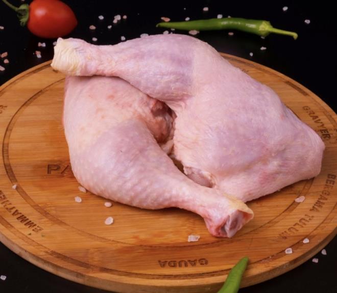 P��MEDEN �NCE YAPILAN EN TEHL�KEL� HATA<p>    Bir�ok ki�i tavu�u pi�irmeden �nce muslu�un alt�nda y�kamay� al��kanl�k haline getirmi� durumda. Oysa uzmanlara g�re bu i�lem, tavu�un �zerindeki zararl� bakterileri yok etmek yerine tam tersine etrafa yay�yor.