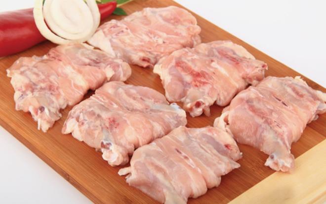 Tavu�u y�kay�p g�n�l rahatl���yla tencereye koyuyorsan�z, fark�nda olmadan b�y�k bir risk al�yor olabilirsiniz. Uzmanlara g�re pi�irmeden �nce yap�lan tek bir yanl�� hareket, taze al�nm�� tavu�u bile zehirli hale getirebiliyor. G�zle g�r�lmeyen bu tehlike, mutfakta saniyeler i�inde yay�l�yor ve sonu�lar� saatler sonra ortaya ��k�yor.