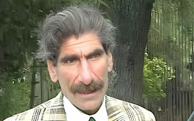 2000'li y�llar�n unutulmaz yap�mlar�ndan ��lg�n Bedi� dizisinde 'Kap�c� Abd�l' karakteriyle haf�zalara kaz�nan Abd�lhamit Dan���r'�n son hali g�ndeme geldi. G�r�nt�ler sosyal medyada h�zla yay�l�rken, izleyicilerin �o�u �nl� ismi tan�makta g��l�k �ekti.