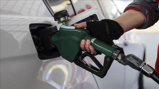 Brent petrol�n varil fiyat� 65 dolardan 60 dolara kadar geriledi. Bu geli�me akaryak�tta indirim r�zgar�n� ba�latt�.13 Aral�k tarihinde motorinin litresine 2 lira indirim gelmi�ti. Motorinin ard�ndan bir indirim de benzine geliyor.
