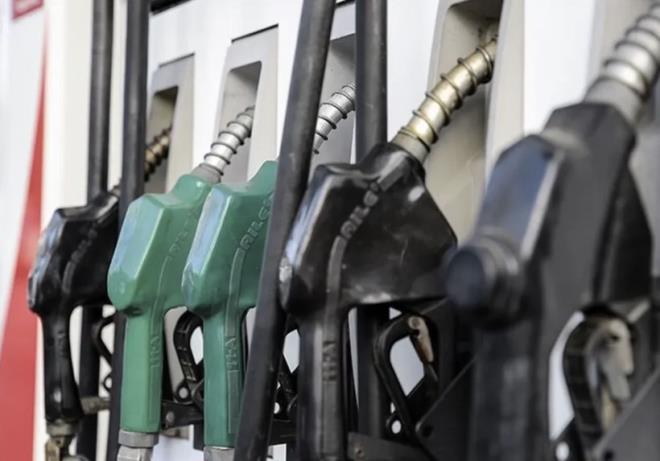 Sekt�r kaynaklar�n�n verdi�i bilgiye g�re, 16 Aral�k Sal� g�n�nden itibaren benzinin litre fiyat� 2 lira 2 kuru� ucuzlayacak.��ndirimin ard�ndan benzinin litresi 52-53 lira seviyelerine gerileyecek.