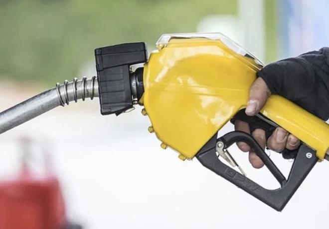 En temelde akaryak�t fiyatlar�n�n global piyasa �artlar�na g�re belirlendi�ini s�ylemek yanl�� olmaz ancak bunun d���nda fiyatlar�n belirlenmesinde etkili bir�ok ba�ka unsur da bulunuyor. 1 Ocak 2005 tarihli Petrol Piyasas� Kanunu gere�ince akaryak�t sekt�r�nde serbest fiyatland�rma sistemine ge�ilmi�tir. Bunun neticesinde ise akaryak�t firmalar� farkl� sat�� fiyat politikalar� belirleyebilmektedir. �lkemizde akaryak�t fiyatlar� da 3 a�amada belirlenmektedir. Bunlar; rafineri sat�� fiyat�n�n olu�umu, depo sat�� fiyat�n�n olu�umu ve pompa sat�� fiyat�n�n olu�umudur.