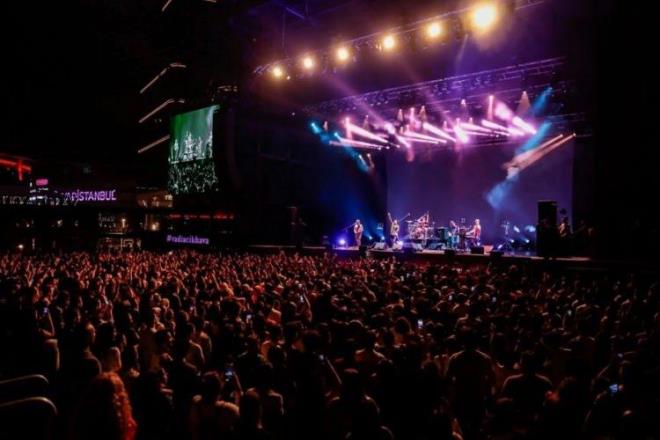 Y�lba��na yakla��k 3 ay kala �nl� �ark�c�lar�n sahne alaca�� yerler belli olmaya ba�lad�. Gel Konu�al�m program�n�n sunucular�n�n iddialar�na g�re baz� �nl� �ark�c�lar�n sahne �cretleri belirlendi.