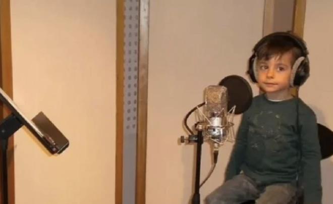 <p>Dizideki ba�ar�s�, gen� oyuncuya �d�l de getirdi. Zincidi, "Y�l�n En �yi �ocuk Oyuncusu" �d�l�ne lay�k g�r�ld�. 2010 y�l�nda d�zenlenen Ayakl�gazete.com Televizyon Y�ld�zlar� �d�l T�reni'nde ald��� bu �d�l, onun k�sa s�rede sekt�rde ne kadar fark edildi�inin g�stergesi oldu.</p>  <p>Emir Berke Zincidi, 2014-2015 y�llar�nda yay�nlanan "K���k A�a" dizisinde Mehmet Can Acar karakteriyle bir kez daha izleyici kar��s�na ��kt�. Ayn� d�nemde Disney Channel T�rkiye projelerinde ve �e�itli reklam filmlerinde yer ald�.</p>  <p>Sinema kariyerinde ise 2013 yap�m� fantastik film **"Hititya: Madalyonun S�rr�"**nda Alaz karakterini canland�rd�. Ard�ndan Arka Sokaklar dizisine konuk olan Zincidi, 2018-2019 y�llar�nda yay�nlanan "�kizler Memo-Can" dizisinde ba�rol oynad�.</p>