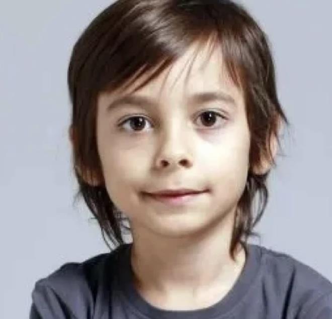 T�rk televizyon tarihine damga vuran "�yle Bir Ge�er Zaman Ki" dizisinde canland�rd��� Osman Akarsu karakteriyle haf�zalara kaz�nan Emir Berke Zincidi, y�llar sonra bamba�ka bir g�r�n�mle yeniden g�ndemde. Hen�z �ocuk ya�ta ba�lad��� oyunculuk kariyerinde �nemli ba�ar�lara imza atan Zincidi, bug�n 19 ya��nda gen� bir delikanl� olarak dikkat �ekiyor.