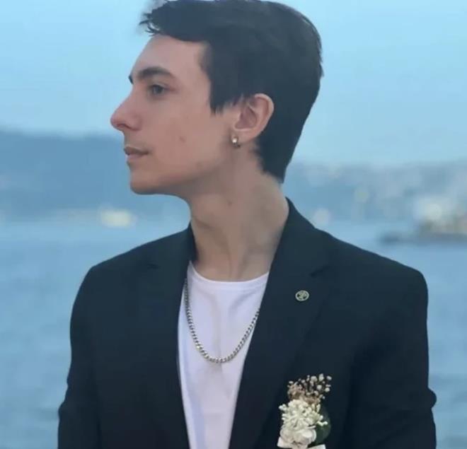 Model bir baban�n o�lu olan Emir Berke Zincidi, daha 2 ya��ndayken anne ve babas�n�n deste�iyle ajans d�nyas�na girdi. Reklam filmleriyle kamera kar��s�na ge�en Zincidi, k�sa s�rede yap�mc�lar�n dikkatini �ekti.