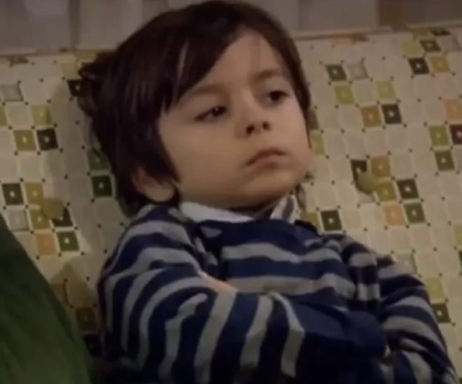 Bug�n 19 ya��na gelen Emir Berke Zincidi, �ocuk ya�ta sergiledi�i unutulmaz performans�n ard�ndan gen�lik y�llar�n� dolu dolu ya��yor. Onu y�llar �nce "K���k Osman" olarak tan�yan izleyiciler, �imdiki halini g�rd�klerinde b�y�k �a�k�nl�k ya��yor.