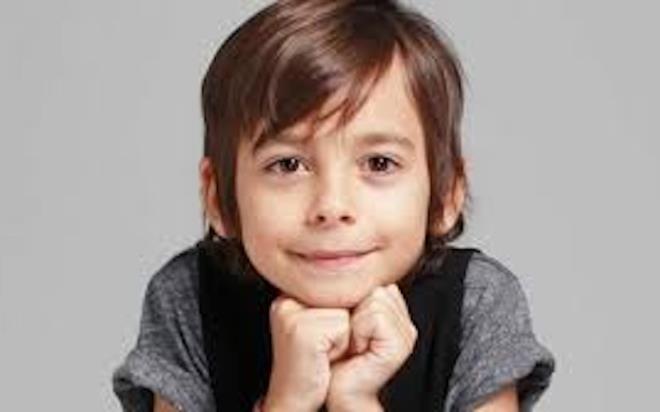 Bir d�neme damga vuran "�yle Bir Ge�er Zaman Ki" dizisinde canland�rd��� Osman Akarsu karakteriyle haf�zalara kaz�nan Emir Berke Zincidi, y�llar sonra bamba�ka bir g�r�n�mle yeniden g�ndemde. K���k ya�ta y�ld�zla�an oyuncunun 19 ya��ndaki son hali, onu y�llar �nce ekranlarda izleyenleri �a�k�na �evirdi.