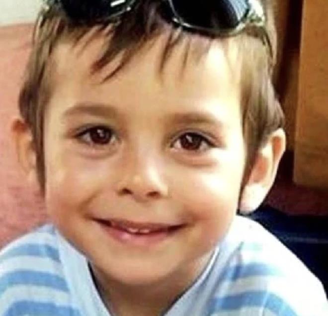 Minik ya�ta y�ld�zla�an Emir Berke Zincidi'nin kariyerine ilerleyen d�nemde hangi projelerle devam edece�i �imdiden merak konusu. Gen� oyuncunun yeniden ekranlara d�n�p d�nmeyece�i ise hayranlar� taraf�ndan yak�ndan takip ediliyor.