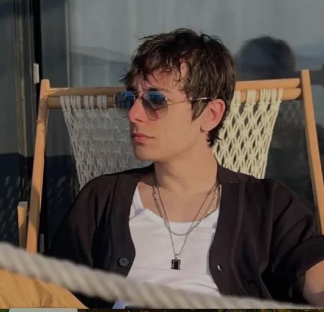 2010 y�l�nda yay�n hayat�na ba�layan "�yle Bir Ge�er Zaman Ki" dizisi i�in yap�lan oyuncu se�imlerinde 200 �ocuk aras�ndan s�yr�larak Osman rol�ne se�ilen Emir Berke Zincidi, dizinin en sevilen karakterlerinden birine hayat verdi. Set s�recinde iki oyuncu ko�u ve pedagog e�li�inde �al��an Zincidi, performans�yla izleyicilerin g�nl�n� kazand�.