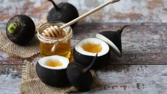 Sabah saatlerinde bardakta biriken bal ve turp suyu, do�al bir �ks�r�k �urubu olarak t�ketiliyor. Yeti�kinler i�in genellikle bir yemek ka����, �ocuklar i�in ise bir tatl� ka���� �neriliyor. A� karn�na t�ketildi�inde bo�azda olu�turdu�u yumu�ak etki daha h�zl� hissedilebilir.