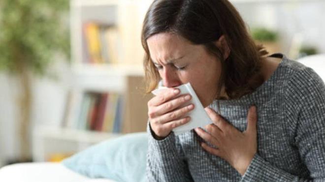 Do�al y�ntemleri deneyenlerin son d�nemde s�k�a bahsetti�i bir di�er alternatif ise so�uk s�k�m ke�iboynuzu �z� oluyor. �zellikle kuru �ks�r���n �iddetini azaltmak isteyenler, sabahlar� a� karn�na bir ya da iki tatl� ka���� ke�iboynuzu �z� t�ketmenin faydas�n� g�rd�klerini dile getiriyor. D�zenli kullan�mda �ks�r���n hafifledi�i ve daha seyrek hale geldi�i payla��l�yor.