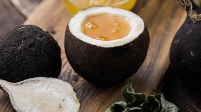 Do�ru �ekilde haz�rland���nda ortaya ��kan do�al �urup, hem pratik hem de ula��labilir. Haz�rlan��� olduk�a basit olan bu y�ntem i�in orta boy bir siyah turp tercih ediliyor. Turpun �st k�sm� kapak olacak �ekilde kesiliyor ve i�i dikkatlice oyuluyor. Bal�n daha rahat s�z�lmesi i�in turpun i�ine k���k kesikler at�l�yor. Ard�ndan i�i do�al bal ile dolduruluyor ve bir barda��n �zerine yerle�tirilerek geceden beklemeye b�rak�l�yor. Bu s�rede turpun �z� bal ile birle�erek s�v� hale geliyor.