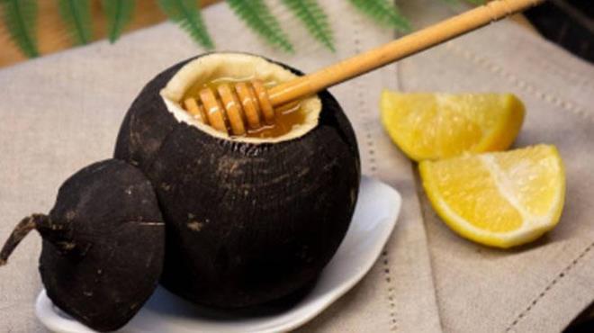 Siyah turpu bal ile haz�rlaman�n bir ba�ka y�ntemi de dilimleyerek kavanozda bekletmek. Turp soyulup ince ince do�ran�yor ve cam bir kavanoza al�n�yor. �zerini tamamen kaplayacak �ekilde bal ekleniyor ve birka� saat dinlendiriliyor. Bu y�ntemle elde edilen kar���m, ka��kla t�ketilerek benzer bir etki olu�turabilir.