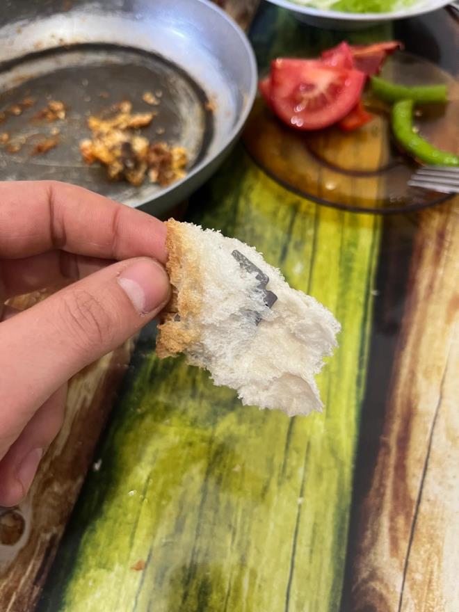 <strong>Boyac�: 'Gerekli yerlere �ikayette bulunaca��m'</strong><br>  Olay�n ard�ndan b�y�k bir tehlike atlatt�klar�n� s�yleyen Boyac�, hem f�r�na hem de ilgili kurumlara �ikayette bulunaca��n� a��klad�. Vatanda�lar, g�da �retiminde daha s�k� denetim yap�lmas� �a�r�s�nda bulundu.