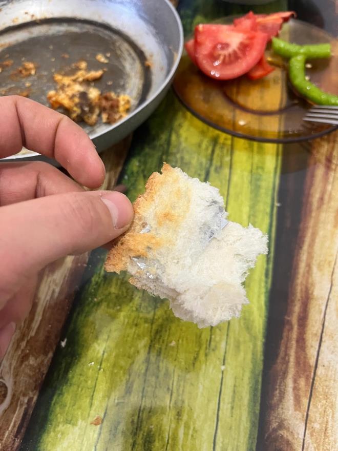 <strong>Aile faciadan son anda d�nd�!</strong><br>  Ayn� masada k���k ya�taki ye�eninin de bulundu�unu belirten Muhammet Boyac�, "Ben fark ettim ama ya ye�enim a�z�na atsayd�?" diyerek tepkisini dile getirdi. Aile, ya�anan olay sonras� derin bir �ok ya�ad�.