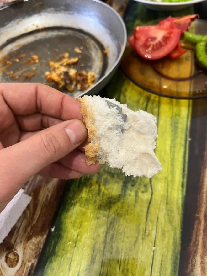 <strong>Ekme�in i�inden ��kan jilet �oke etti!</strong><br>  Nev�ehir'de sabah kahvalt�s� haz�rl��� yapan Muhammet Boyac�, babas�n�n f�r�ndan ald��� ekme�i b�l�nce i�inden kocaman bir jilet ��kt�. O an neye u�rad���n� �a��ran Boyac�, hemen ekme�i inceledi ve durumu kayda ald�.