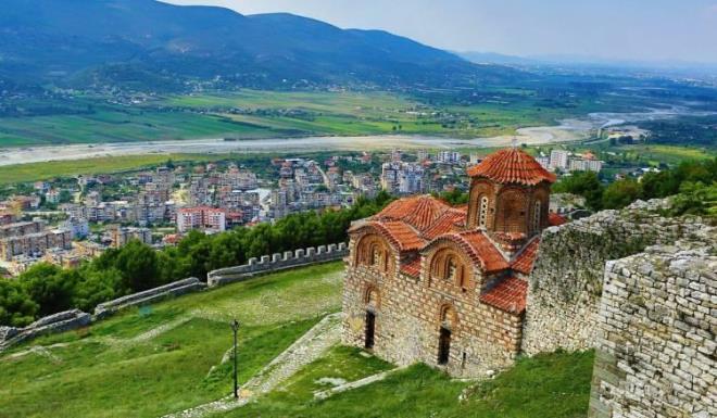 <strong>Osmanl� zaman�ndan kalan tarihi Bekarlar Camii, Kur�unlu Camii, Sultan Camii (Kral Camii), Beyaz Camii, H�seyin Pa�a Camii (Saat Camii), K�rm�z� Camii ve Telelka Camii'nin yan� s�ra kaleleri ve ta� evleriyle me�hur olan Berat, listeye damga vurdu.</strong>