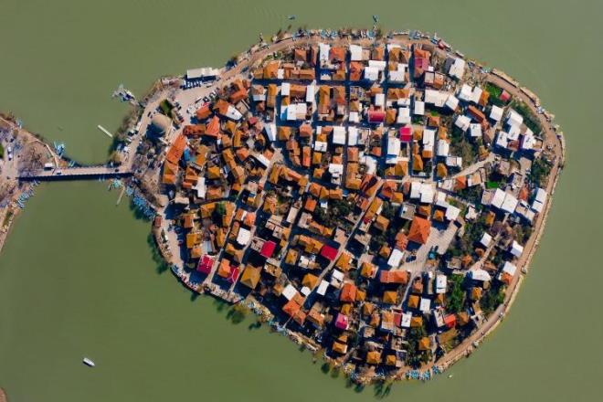 <strong>Bursa'da Uluabat G�l� k�y�s�nda yer alan G�lyaz�, g�l �zerine kurulu yap�lar�, dar sokaklar� ve bal�k�� tekneleriyle seyahat tutkunlar�ndan tam not al�yor. "K���k Venedik" benzetmesiyle an�lan kasaba, listenin 10. s�ras�na yerle�ti.</strong>