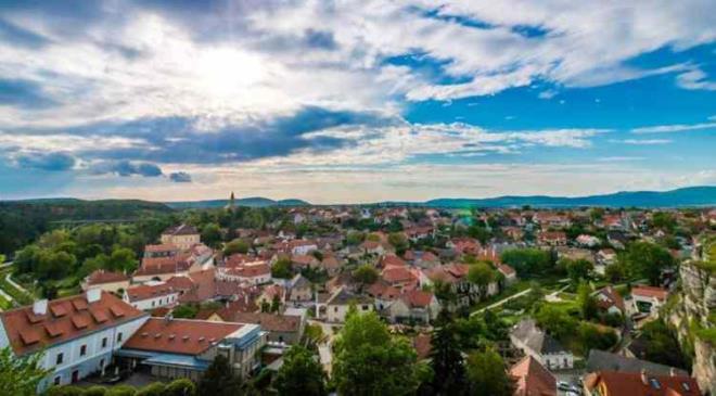 Seyahat tutkunlar�n�n s�kl�kla gezi rehberinde yer verdi�i Avrupa �lkeleri, hem zengin tarihi hem de �arp�c� manzaralar�yla ilgi oda�� haline geliyor. Avrupa �ap�nda ger�ekle�tirilen geni� �l�ekli yeni bir ara�t�rma, en g�zel 30 kasabay� g�zler �n�ne serdi. T�rkiye'den g�z kama�t�ran bir yerle�im yeri ise listeye damga vurdu.