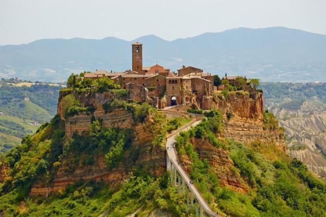 ���NC� SIRADA �SE �TALYA'NIN NAD�DE G�ZELL��� VAR!  <br>  �talya'n�n Civita di Bagnoregio isimli kasabas� ise listenin ���nc� s�ras�nda. "�len �ehir" olarak an�lan kasaba tarihi dokusu ve dramatik manzaras�yla g�renleri hayran b�rak�yor.