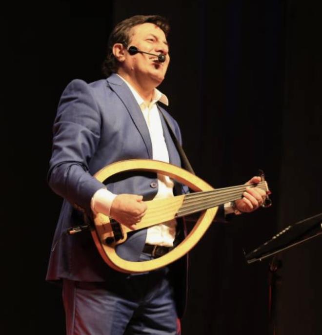 <p>"Hat�ram Olsun", "An�lar", "A����m Sana", "A�k Kitab�", "Bahar� Bekleyen Kumrular Gibi", "Sen Bamba�kas�n", "Benimsin", "Gel Gelebilirsen", "�syanlarday�m", "Var M� B�yle Bir Sevda", "Son Bulu�mam�z" "Bir Pazar G�n�", "��te Bizim Hikayemiz" adl� �ark�lar� T�rk M�zi�inde �n yapm�� �ark�lar aras�ndad�r. 1990 y�l�nda piyasaya ��kan "Beni Unutma-A����m Sana" adl� alb�m� 1990 y�l� itibariyle T�rkiye'de t�m zamanlar�n en �ok satan �al��mas�d�r(3 milyon adet). Alt�n �a�lar�n� ya�ad��� d�nemlerde i�letmecili�ini de kendisinin yapt��� "Sies" isimli mekanda ��kmaktayd�. �nce "�zel Konser" isimli kaseti y�z�nden, 3 kaset yapt��� Oscar Plak��l�k'la, daha sonra "Gel Gelebilirsen" isimli kasetini �ark�lar�n �zerine �iirler ekleterek tekrar piyasaya s�ren plak �irketiyle ve en son olarak da 1992'de bitmeden ve izinsiz olarak piyasaya s�r�len "�syanlarday�m" isimli alb�m nedeniyle 3 alb�m ��kard��� Emre Plak��l�k'la daval�k oldu.</p>  <p>K�tahya'da yap�lan konserinde �imdiye kadar yapt��� en iyi bestenin "An�lar" oldu�unu ifade etmi�tir.</p>  <p>Sabah, G�lben Ergen'in de aranj�rl���n� yapan Ta�k�n Sabah karde�i, keman ve ud sanat��s� olan ve Avustralya'da ya�ayan B�lent Sabah ise a�abeyidir.</p>