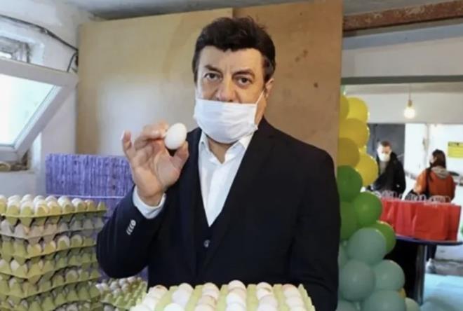 Sabah, "Eski�ehir'deki tesisimizi 1 milyon 300 bin liral�k bir yat�r�m b�t�esiyle kurduk. 2 bin metrekare kapal� alana sahip tesiste 15 bin yarka cinsi tavu�umuz var. G�nl�k 15 bin, ayl�k ise 450 bin yumurta �retimi planl�yoruz" demi�ti.