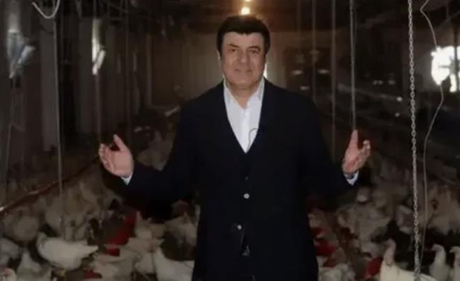 <div class="content-text"><p>Co�kun Sabah kat�ld��� bir davette yumurta i�ini b�rakt���n� �u s�zlerle a��klad�:</p>  <p><em>"Tavuk 19 ay yumurtlar sonra yumurtadan kesilir, yenisini almak laz�m. 19 ay yumurtlad�, param�z� kazand�k tabii �almalar ��rpmalar gani. Yenisini almak yerine b�rakmay� tercih ettim. M�zik sekt�r� keyifli �al���p zarf�m�z� al�yoruz."</em></p>          </div>          <div class="bar"></div>