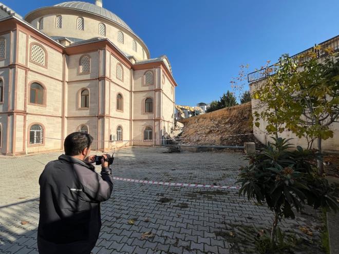 <strong>Mahallede 'b�y�k ��k�r' havas�</strong><br>  Mahalle sakinleri, duyarl� kad�n�n ihbar� sayesinde olas� bir faciadan d�n�lmesinin sevincini ya��yor.