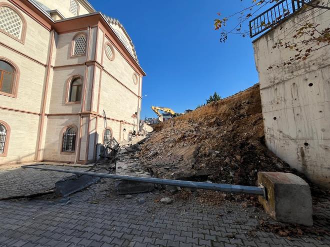 <strong>AFAD ve belediye ekipleri inceleme yapt�</strong><br>  ��kmenin ard�ndan b�lgeye �ok say�da AFAD ve belediye ekibi g�nderildi, alan dron ve ekipmanlarla tarand�.