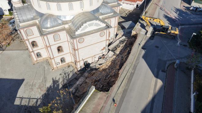 <strong>Cami ve Kur'an kursunda �nlem al�nd�</strong><br>  Ekipler olay yerine sevk edildi, cadde trafi�e kapat�ld�. Caminin arka k�sm�nda ve kurs binas�nda bo�altma karar� al�nd�.