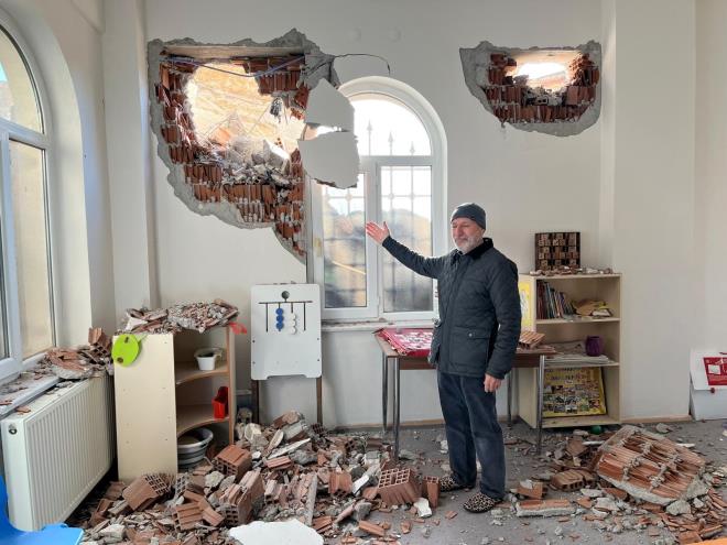 <strong>Yol ve duvar cami bah�esinin �zerine y�k�ld�</strong><br>  ��kme, caminin arka bah�esini ve Kur'an kursunun bir b�l�m�n� etkiledi, yap�sal hasar olu�tu.