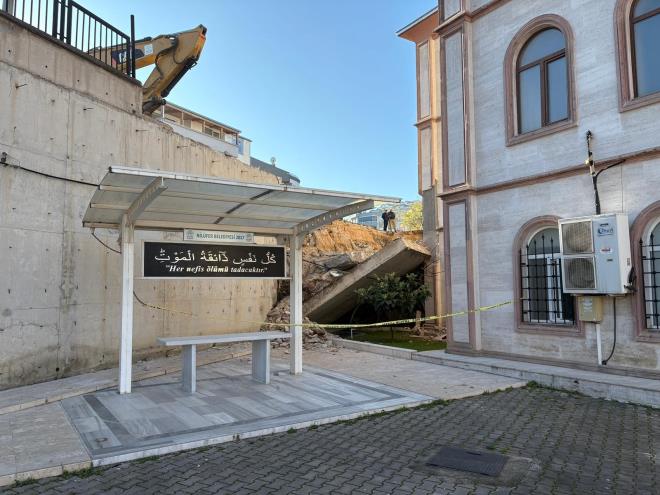 <strong>Kurslardaki ��renciler tahliye edildi</strong><br>  Kurs yetkilileri h�zla harekete ge�erek 16's� �ocuk, 15'i kad�n toplam 31 ��renciyi g�venli alana ��kard�.