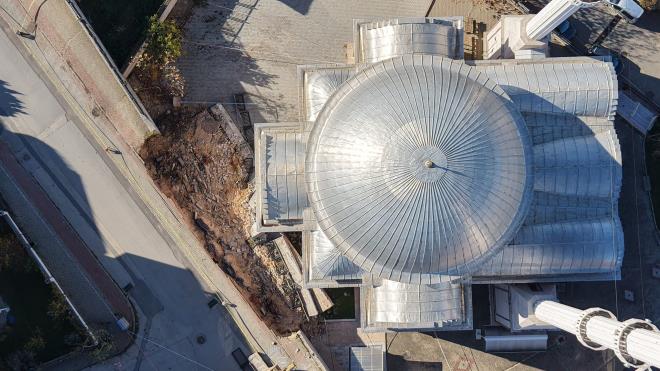 <strong>Bursa Nil�fer'de tehlikeli yama� ��kt�</strong><br>  Olay, merkez Nil�fer il�esi K�lt�r Mahallesi K��k Caddesi'nde meydana geldi. Mevlana Camii'nin arka bah�esindeki istinat duvar� ve y�r�y�� yolu sabah saatlerinde kayma belirtisi g�sterdi.