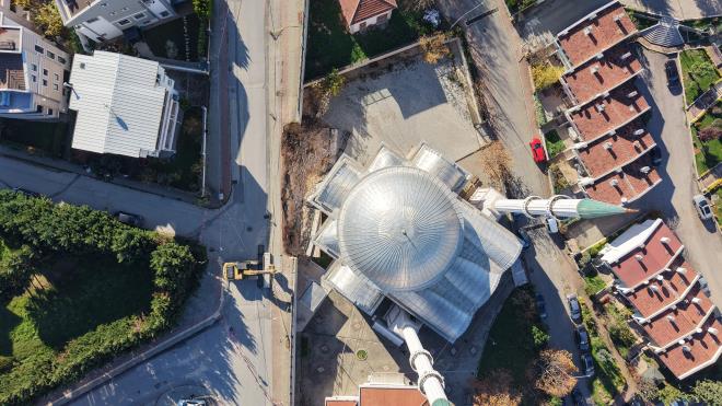 <strong>Duyarl� kad�n faciay� �nceden fark etti</strong><br>  Sabah y�r�y���ne ��kan ya�l� bir kad�n, yolun ve duvar�n "kay�yor" oldu�unu fark edip durumu Nil�fer �l�e M�ft�l���'ne bildirdi.