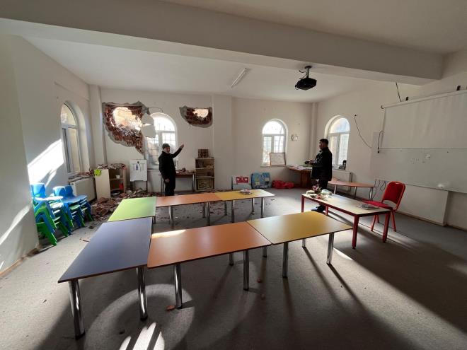 <strong>Tehlike 9 saat sonra ger�e�e d�n��t�</strong><br>  Sabah yap�lan ihbardan yakla��k 9 saat sonra, istinat duvar� ve y�r�y�� yolu b�y�k bir g�r�lt�yle ��kt�.